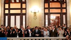 Katalánský premiér Carles Puigdemont pi projevu v katalánském parlamentu po...