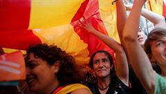 Katalánci oslavují rezoluci o nezávislosti.