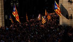 Lidé proudí na barcelonské námstí Sant Jaume.