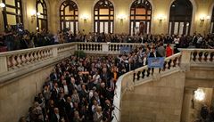 Katalántí starosté drí v rukou své ceremoniální hole ve vzduchu po vyhláení...