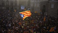 Lidé oslavují na námstí Sant Jaume v Barcelon.