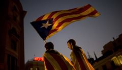 Příznivci separatistů nesou katalánskou vlajku 'Esteladu', symbol Katalánska.