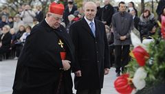 Kardinál Dominik Duka (vlevo) pi pietním aktu u píleitosti svátku Dne vzniku...