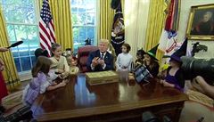 Trump a zaskočené děti: ‚Jak s vámi zachází tisk?‘ ptal se jich během halloweenské návštěvy
