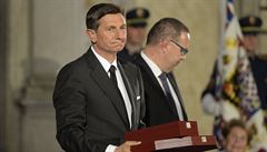 Slovinský prezident Borut Pahor pevzal ád bílého lva pi slavnostním...