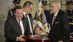 Bývalý nmecký kanclé Gerhard Schröder (vlevo) pevzal od eského prezidenta...