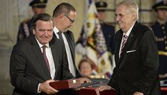 Bývalý n�mecký kanclé� Gerhard Schröder (vlevo) p�evzal od �eského prezidenta...