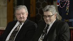 Osobnosti �ekají na svá vyznamenání. Zleva sedí ekonom Milan Zelený a vedle...