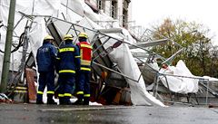 Němečtí dobrovolníci v Berlíně odklízejí lešení poškozené vichřicí. | na serveru Lidovky.cz | aktuální zprávy