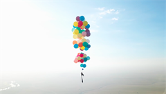 VIDEO: Vzhůru do oblak. Dobrodruh se v křesílku s nafukovacími balónky proletěl nad Afrikou