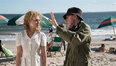 Woody Allen si povídá s herekou Juno Templeovou. Snímek Kolo tstí (2018)....