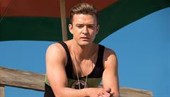 Plav�ík Mickey (Justin Timberlake) dává pozor na svou plá�. Snímek Kolo �t�stí...