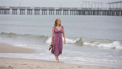 Ginny (Kate Winsletová) ráda zahání chmury procházkou po plái. Snímek Kolo...