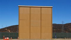 Jeden z prototyp hraniních zdí, které plánuje postavit administrativa USA.