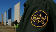 Hranici USA s Mexikem v délce pes 1000 kilometr zatím chrání ochranný plot.