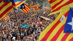 Nadení v ulicích. Katalánský parlament schválil nezávislost.