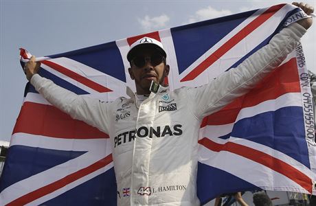 Brit Lewis Hamilton slaví svj tvrtý mistrovský titul.
