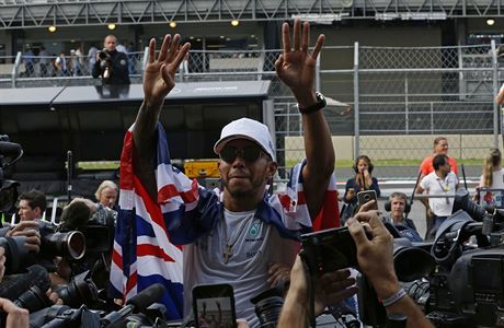 Lewis Hamilton slaví svj tvrtý mistrovský titul.