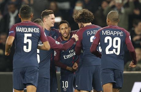 Hrái Paris St. Germain slaví Neymarv gól