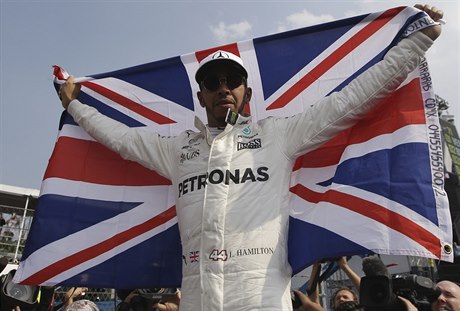 Brit Lewis Hamilton je vášnivým fotbalovým fanouškem.