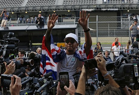 Lewis Hamilton slaví svj tvrtý mistrovský titul.