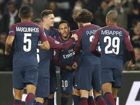 Hrái Paris St. Germain slaví Neymarv gól
