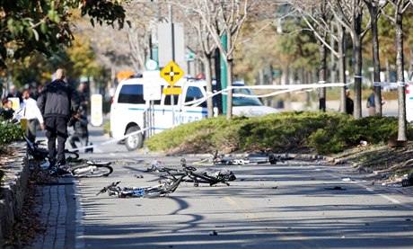 Zničená kola na cyklostezce, kam vjel muž s dodávkou.
