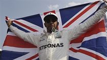 Brit Lewis Hamilton slav svj tvrt mistrovsk titul.