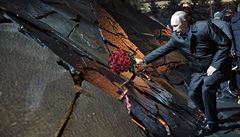 Ruský prezident Vladimir Putin poloil kvtiny k památníku obtem stalinismu.