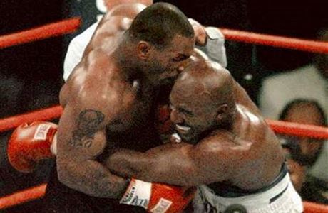 Mike Tyson koue ucho Evanderu Holyfieldovi (rok 1997).