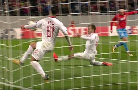 Elo hraje rukou po stele Budeska, sudí ale penaltu v zápase FCSB vs. Hapoel...