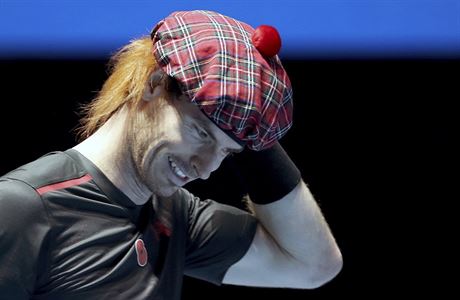 Andy Murray pi exhibici proti Rogeru Federerovi s tradin skotskou pokrvkou...