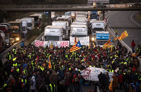 Demonstranti blokují dálnici v Borasse nedaleko Girony.