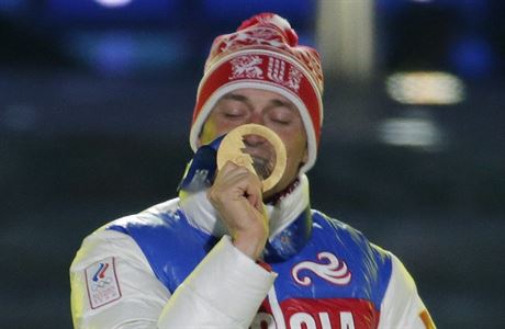 Alexander Legkov se zlatou olympijskou medailí ze Soi.
