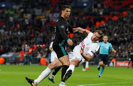 Cristiano Ronaldo v souboji s Jan Vertonghenem z Tottenhamu.