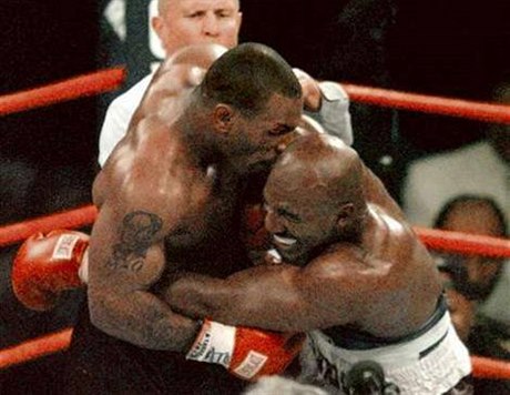 Mike Tyson koue ucho Evanderu Holyfieldovi (rok 1997).