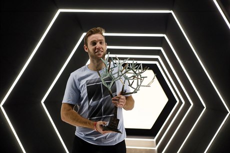 Jack Sock slaví triumf na turnaji Masters v Paíi.