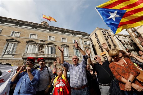Lidé protestující ped barcelonskou radnicí.