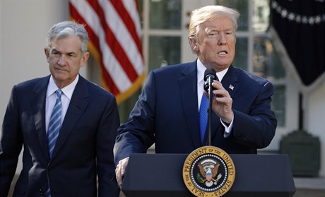 Jerome Powell (vlevo) a Donald Trump bhem vyhláení nového éfa Fedu.