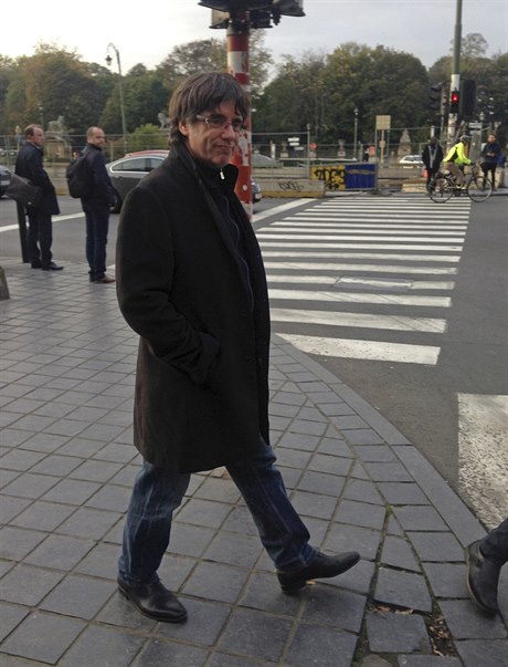 Carles Puigdemont na ulici v Bruselu.