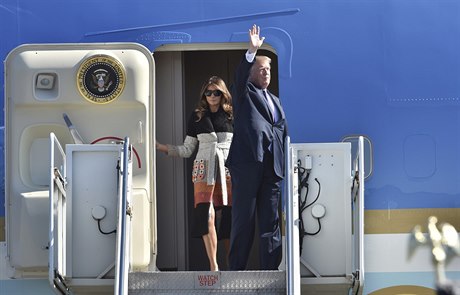 Cestou na základnu Jokota nedaleko Tokia americký prezident v letadle v besed...