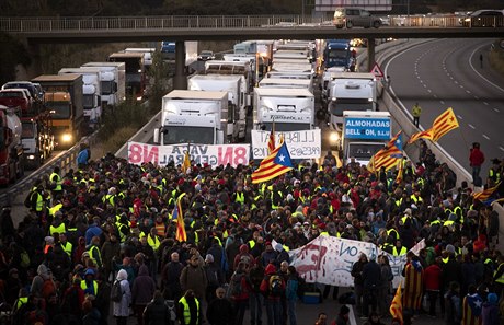 Demonstranti blokují dálnici v Borasse nedaleko Girony.