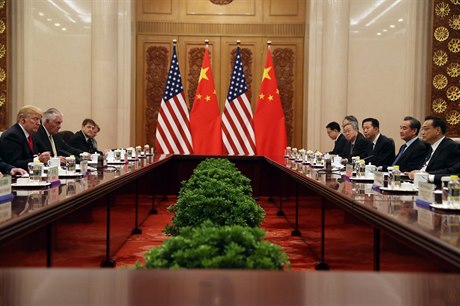 Americká delegace v čele s Trumpem se setkává s čínskými investory.