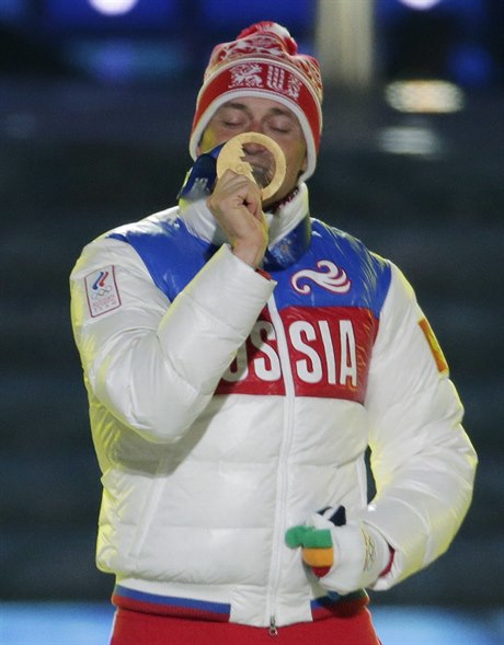 Alexander Legkov se zlatou olympijskou medailí ze Soi.