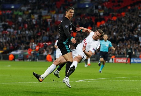 Cristiano Ronaldo v souboji s Jan Vertonghenem z Tottenhamu.
