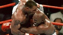 Mike Tyson kouše ucho Evanderu Holyfieldovi (rok 1997).