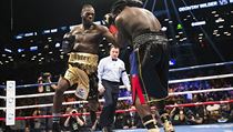 Deontay Wilder atakuje Bermana Stiverna.