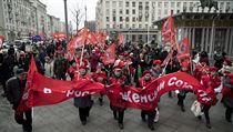 Zstupci komunistick strany nos sv vlajky bhem demonstrace k 100. vro...
