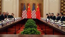 Americká delegace v čele s Trumpem se setkává s čínskými investory.