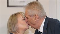 Polibek prezidenta Miloše Zemana s jeho ženou Ivanou.